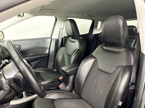 Used 2019 Jeep Compass Latitude w/ Cold Weather Group AWD/4WD image 21