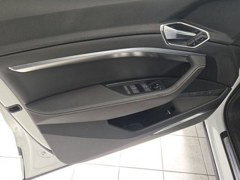 Used 2022 Audi e-tron Premium Plus w/ Premium Plus Package image 21