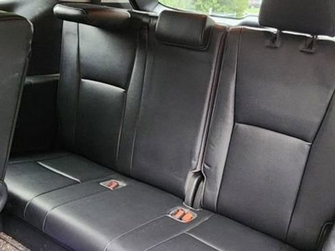 Used 2021 Toyota Highlander XLE AWD/4WD image 6