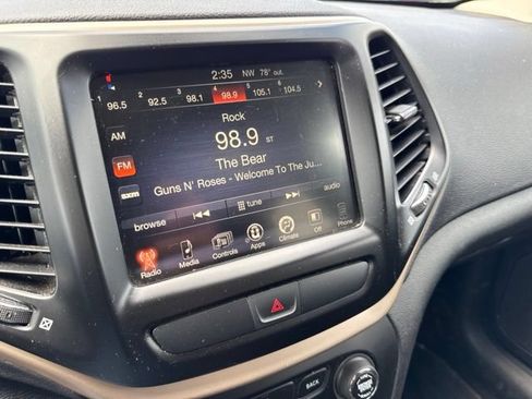 Used 2017 Jeep Cherokee Latitude FWD image 23