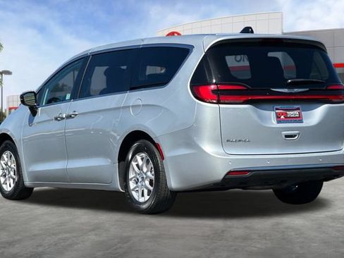 Used 2024 Chrysler Pacifica Touring-L FWD image 6