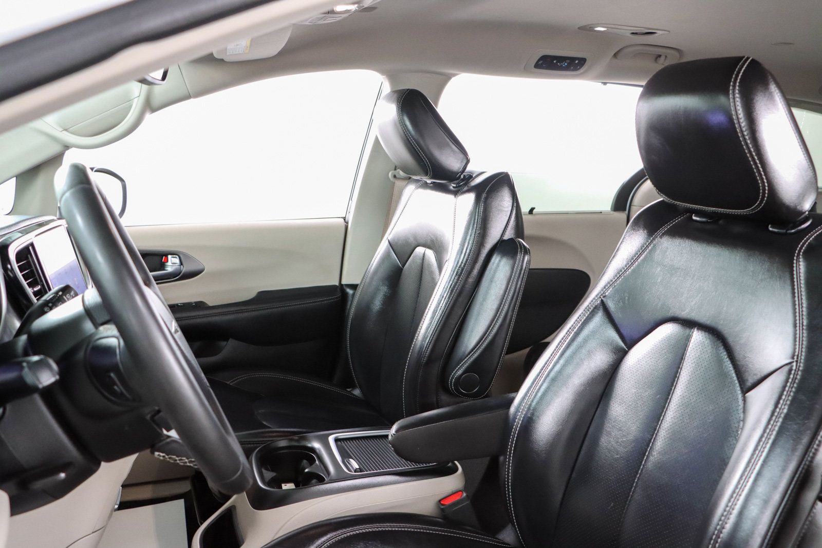 Used 2023 Chrysler Pacifica Touring-L FWD image 23