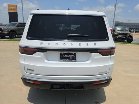 Used 2024 Jeep Wagoneer Series II w/ Flexible Seating Group RWD image 4