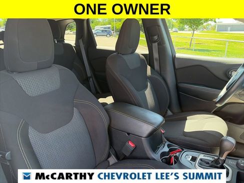 Used 2017 Jeep Cherokee Latitude w/ Cold Weather Group AWD/4WD image 28