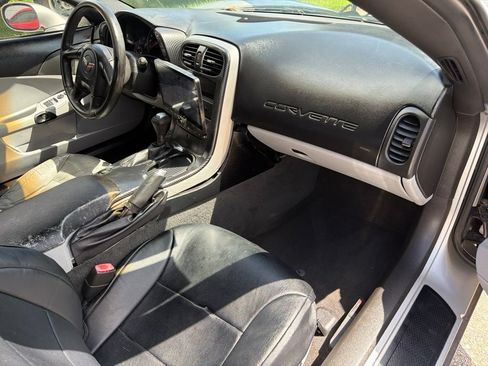 Used 2005 Chevrolet Corvette Coupe w/ Preferred Equipment Group RWD image 11
