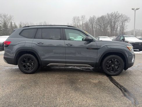 Used 2025 Volkswagen Atlas Peak Edition SE image 8