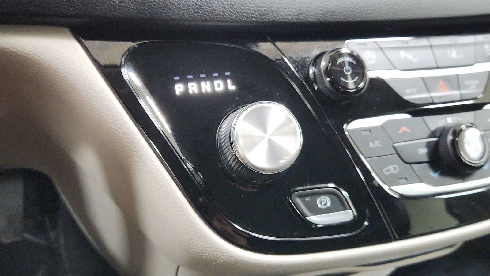 Used 2023 Chrysler Pacifica Touring-L FWD image 21