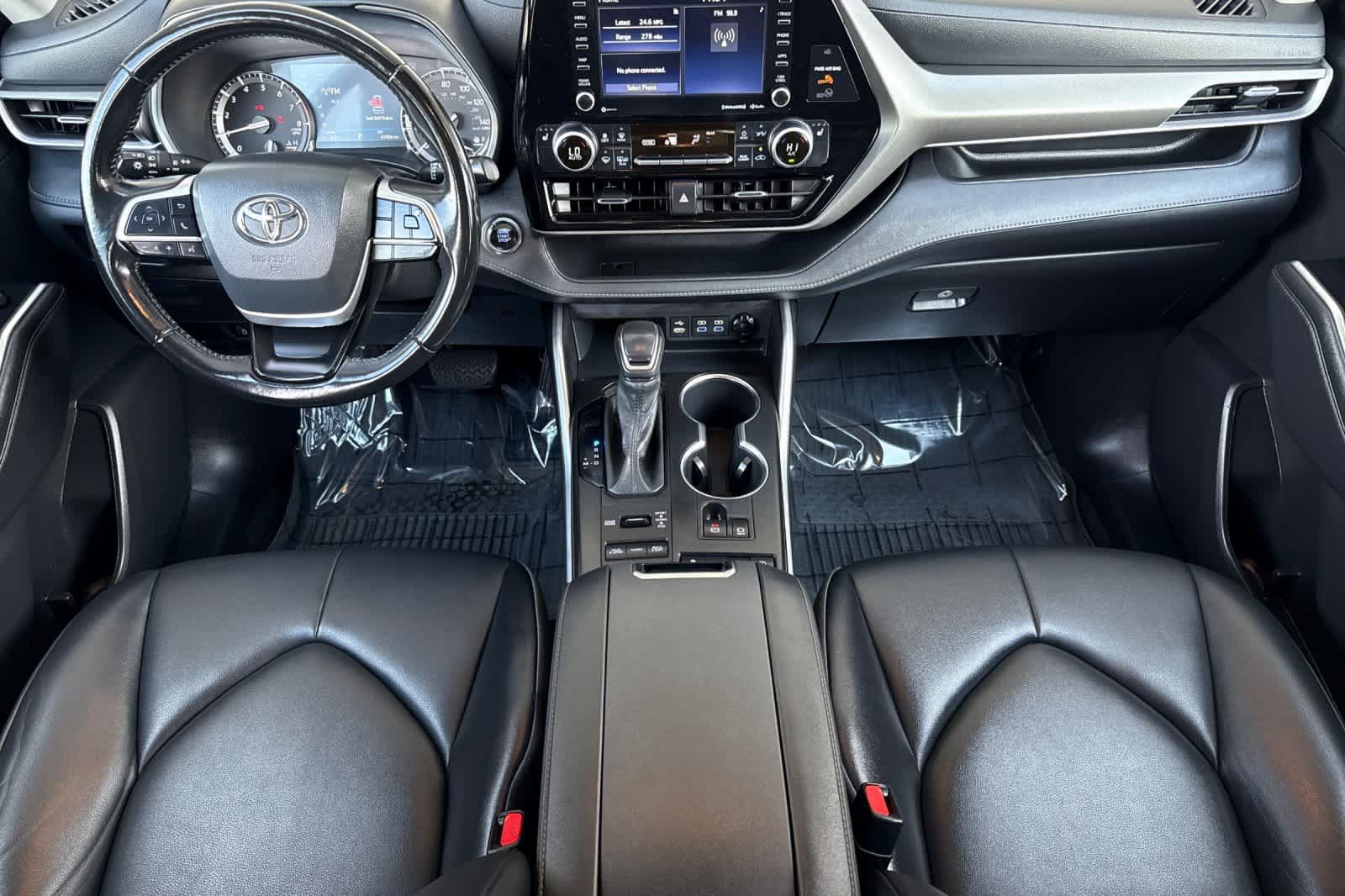 Used 2022 Toyota Highlander XLE AWD/4WD image 3
