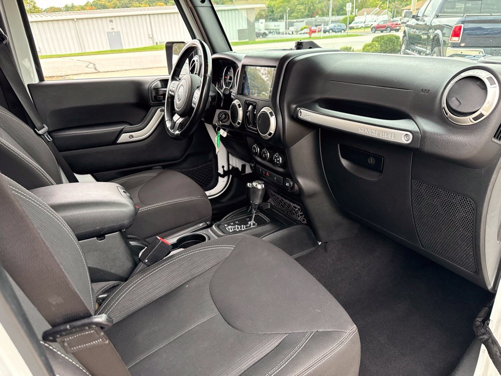Used 2018 Jeep Wrangler Unlimited Sahara w/ Connectivity Group AWD/4WD image 45