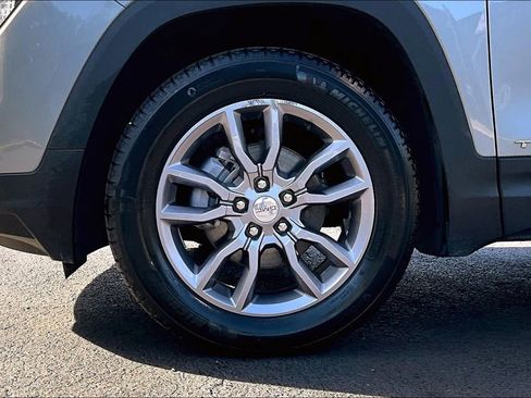 Used 2023 GMC Terrain SLT image 33