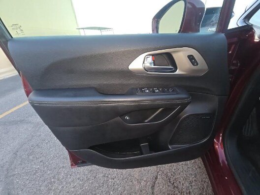 Used 2021 Chrysler Pacifica Limited w/ Uconnect Theater Family Group FWD image 14