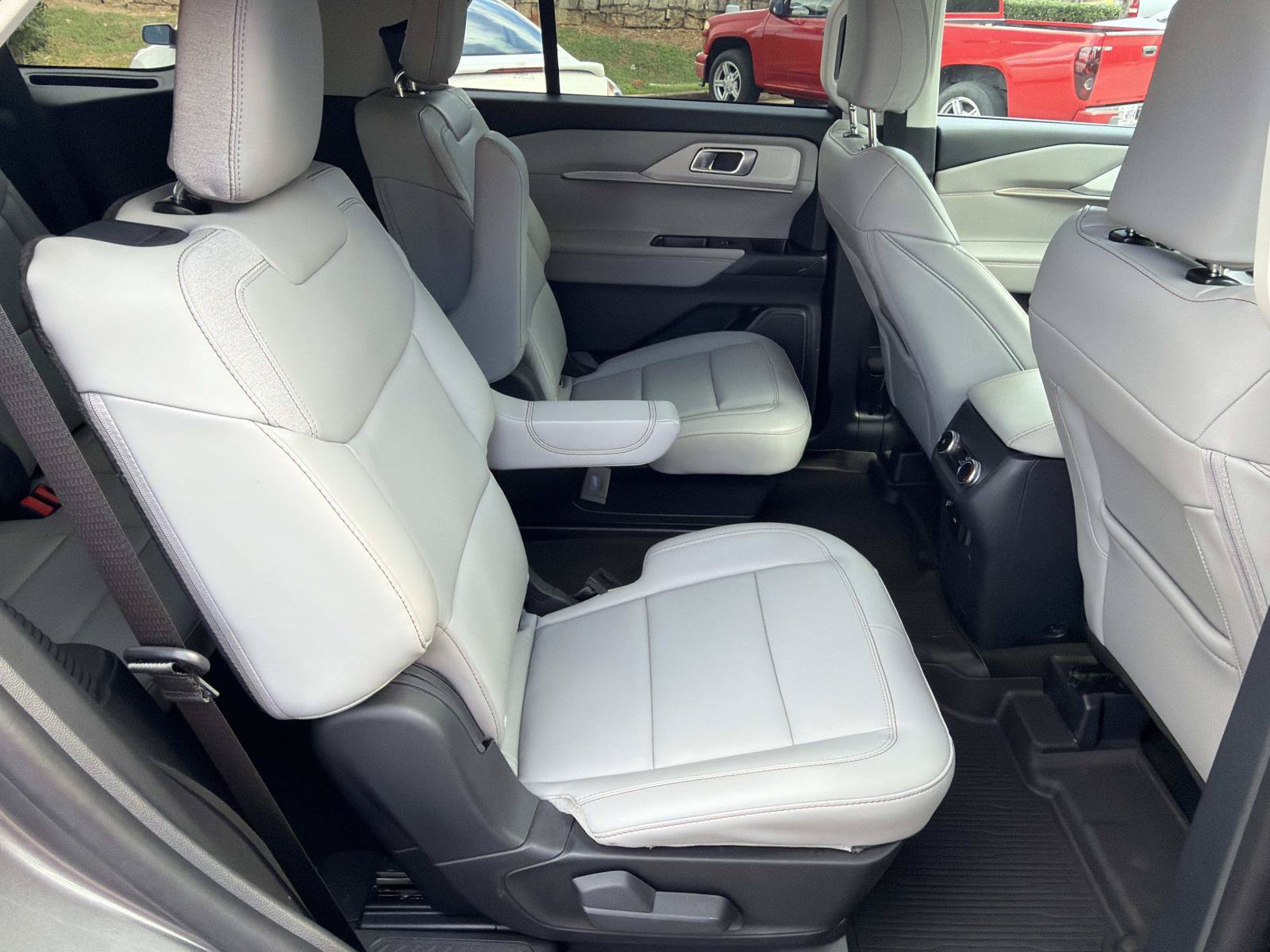 Used 2025 Ford Explorer Active w/ Active Comfort Package RWD image 16