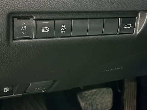 Used 2021 Toyota Venza LE image 10