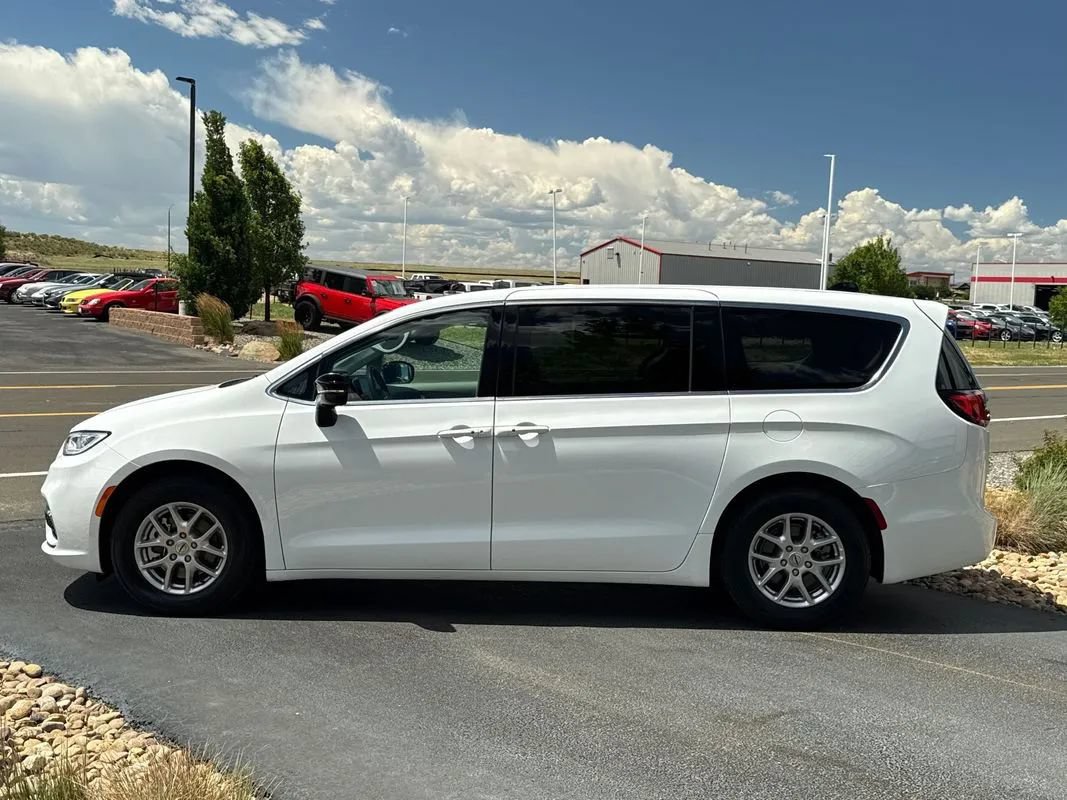 Used 2024 Chrysler Pacifica Touring-L FWD image 51