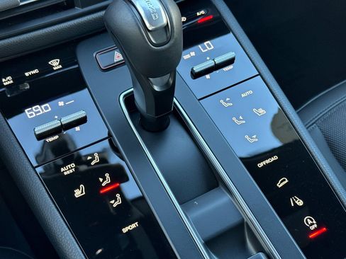 Certified 2025 Porsche Macan image 24