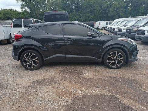 Used 2019 Toyota C-HR XLE FWD image 4