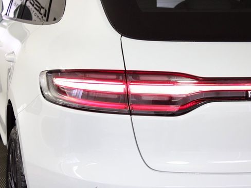 Certified 2025 Porsche Macan image 12