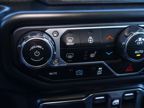 Used 2022 Jeep Wrangler Unlimited Sahara w/ Cold Weather Group image 31