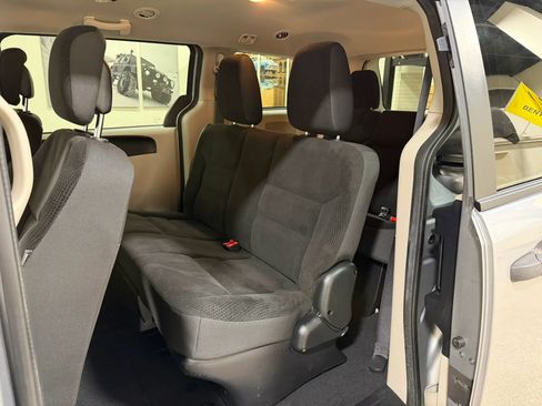 Used 2019 Dodge Grand Caravan SE FWD image 19