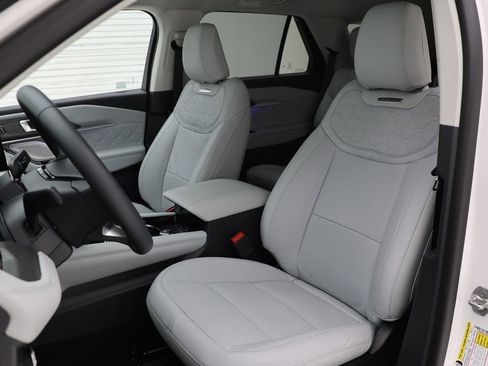 Used 2026 Ford Explorer Platinum w/ LUX Leather Package AWD/4WD image 17
