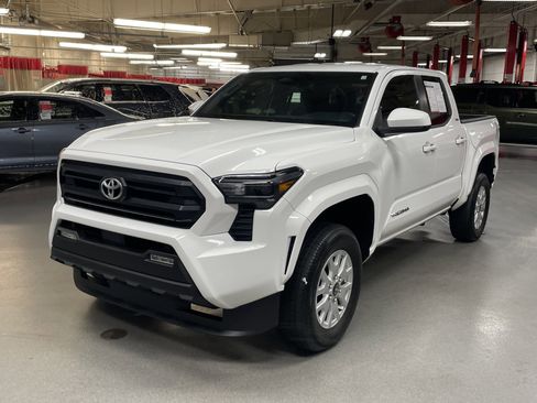 Certified 2025 Toyota Tacoma SR5 AWD/4WD image 5