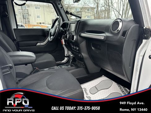 Used 2016 Jeep Wrangler Unlimited Rubicon w/ Connectivity Group image 27