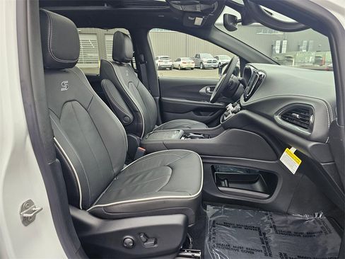 New 2026 Chrysler Pacifica Limited w/ S Appearance Package image 16
