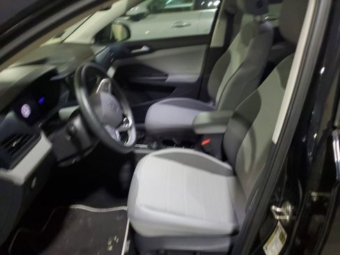 Used 2023 Volkswagen Taos SE w/ Panoramic Sunroof Package AWD/4WD image 6