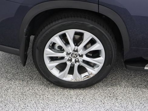 Used 2023 Toyota Highlander Limited FWD image 6