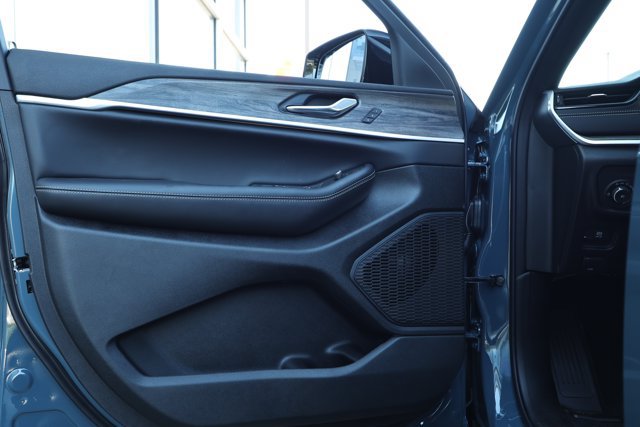 New 2027 Jeep Grand Cherokee Limited RWD image 23