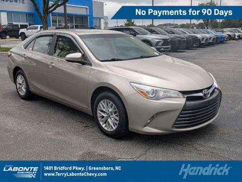 Used 2017 Toyota Camry LE FWD image 1