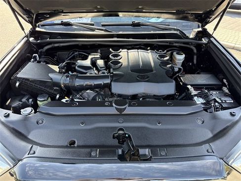 Used 2018 Toyota 4Runner SR5 image 32