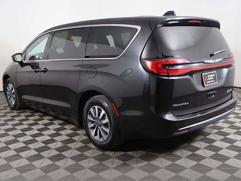 Used 2023 Chrysler Pacifica Touring-L FWD image 10