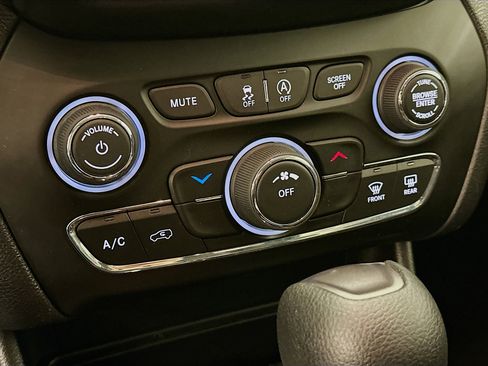 Used 2020 Jeep Cherokee Latitude w/ Cold Weather Group image 23