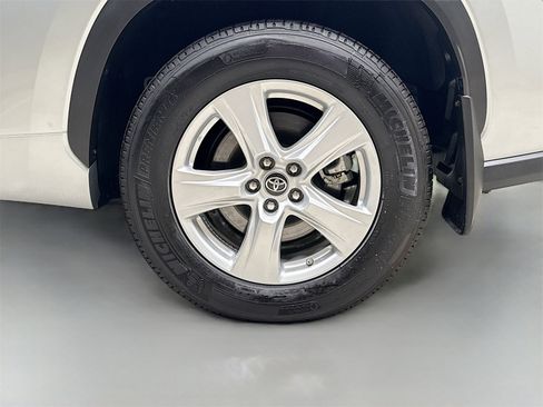 Used 2025 Toyota Highlander LE image 31