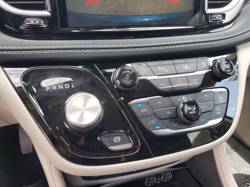 Used 2021 Chrysler Pacifica Limited w/ Uconnect Theater Family Group image 29