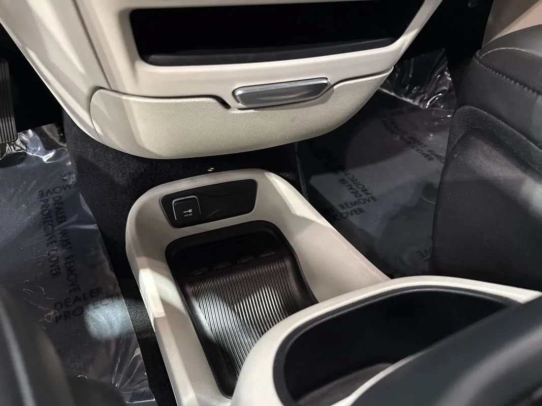 Used 2023 Chrysler Pacifica Touring-L FWD image 90