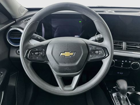 Used 2025 Chevrolet Trax LT FWD image 17