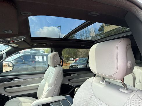 Used 2025 Jeep Wagoneer 4WD w/ Premium Group I image 18