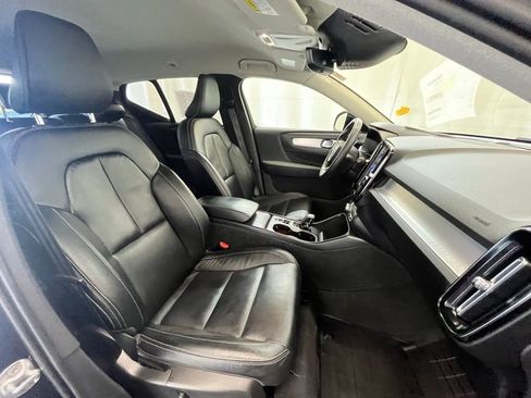 Used 2022 Volvo XC40 T5 Momentum image 12