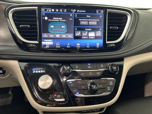 Used 2022 Chrysler Pacifica Touring-L AWD/4WD image 22