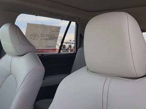 New 2026 Toyota Grand Highlander XLE image 9