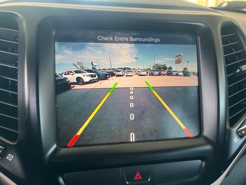 Used 2016 Jeep Cherokee Latitude w/ Cold Weather Group AWD/4WD image 49