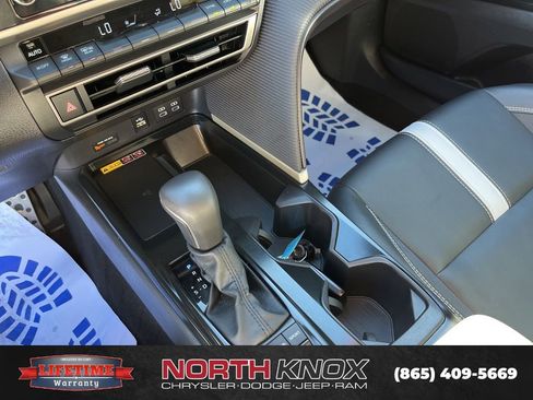 Used 2025 Toyota Camry SE image 10