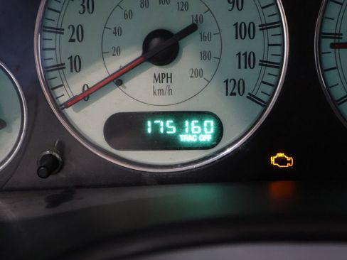 Used 2004 Chrysler Town & Country Limited image 30