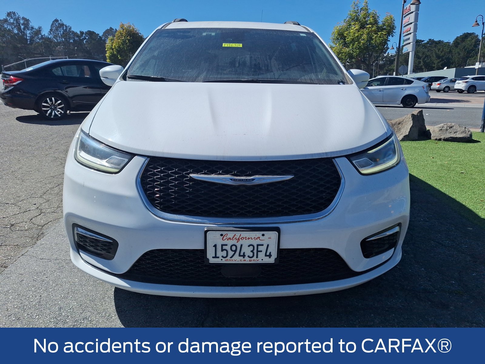 Used 2022 Chrysler Pacifica Touring FWD image 2