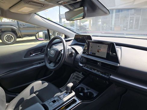 Used 2025 Toyota Prius XLE FWD image 11