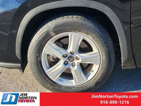 Used 2023 Toyota Highlander L image 13