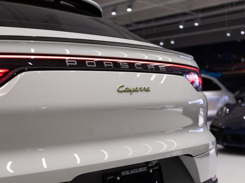 Used 2023 Porsche Cayenne Platinum Edition image 33