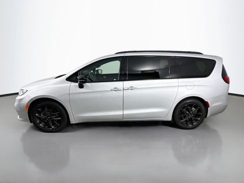 Used 2024 Chrysler Pacifica Limited w/ S Appearance Package FWD image 4